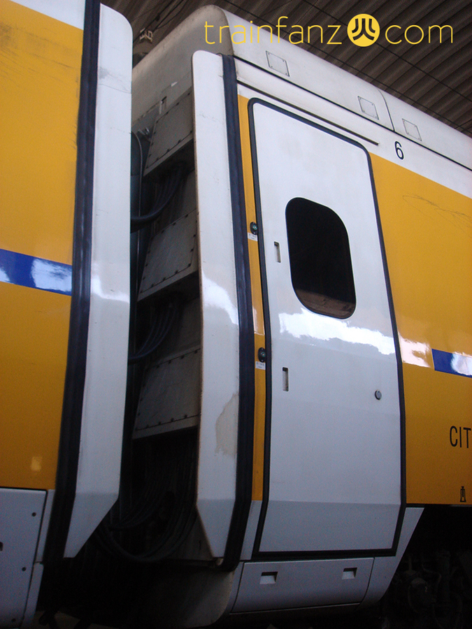 CRH5J检测车的车厢连接处（图 Akira）