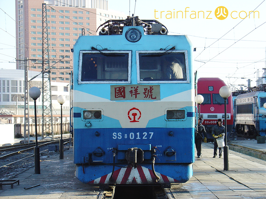 挂牌版本SS8机车的正面 （图 DF11-0128）