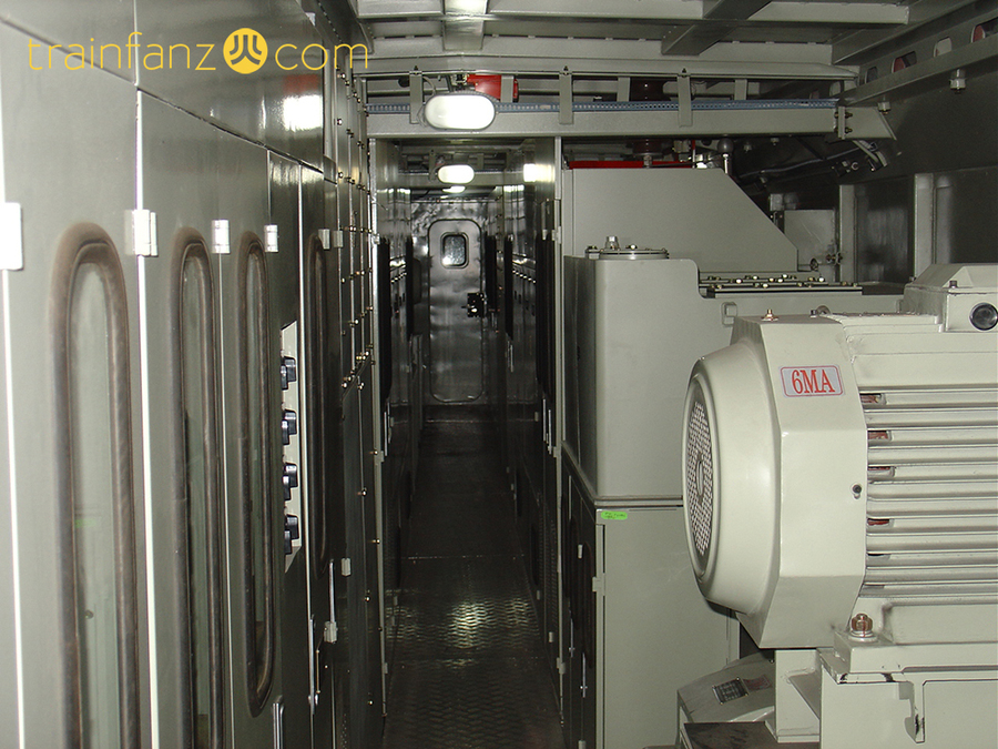 SS9G机车的机车内走廊、电器及机械间（图 DF11-0128）