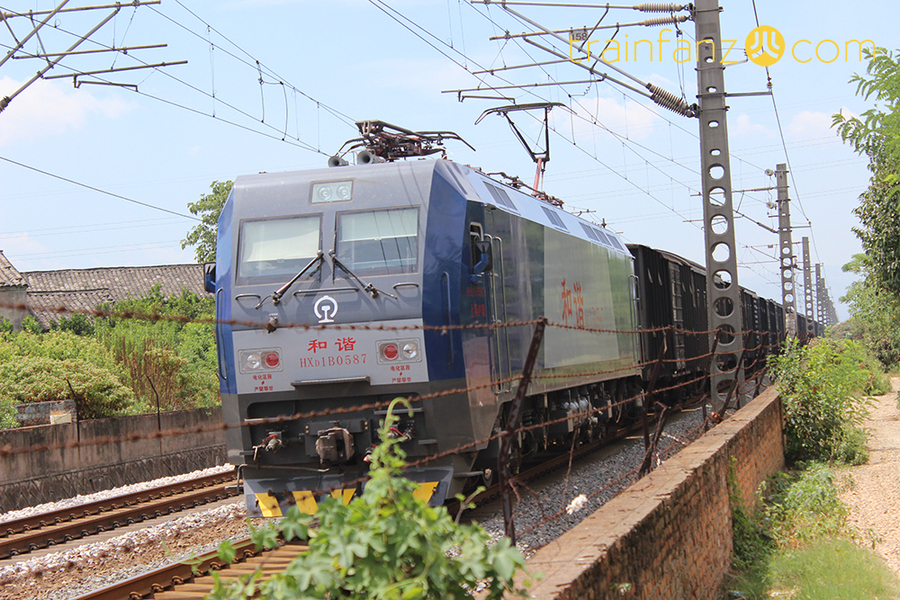 HXD1B机车的正面 （图 尤学弘）