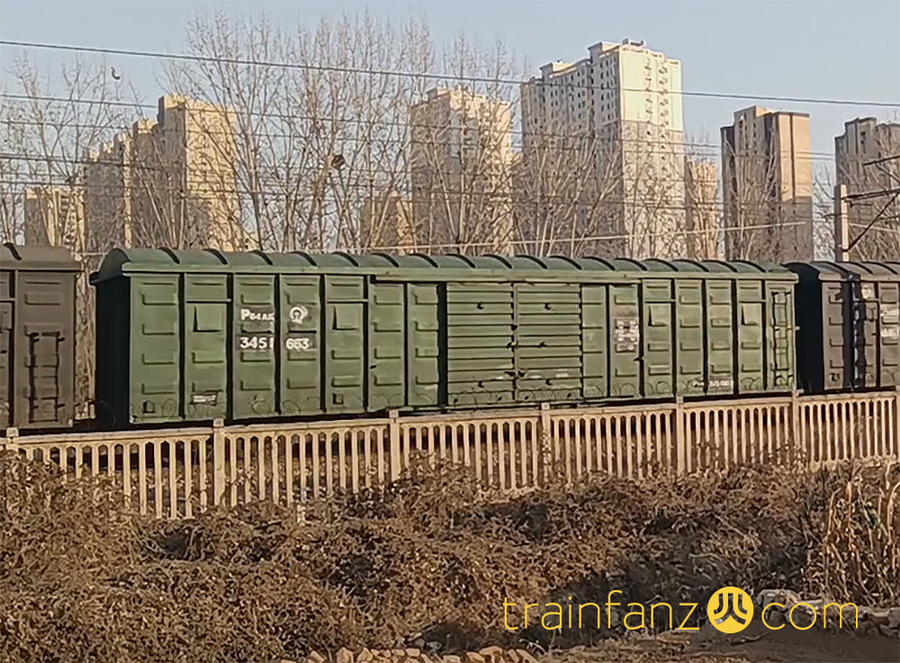 绿色涂装的通风口改造版P64AK棚车，与上图的侧墙改造情况一致（图 梓川千夏）