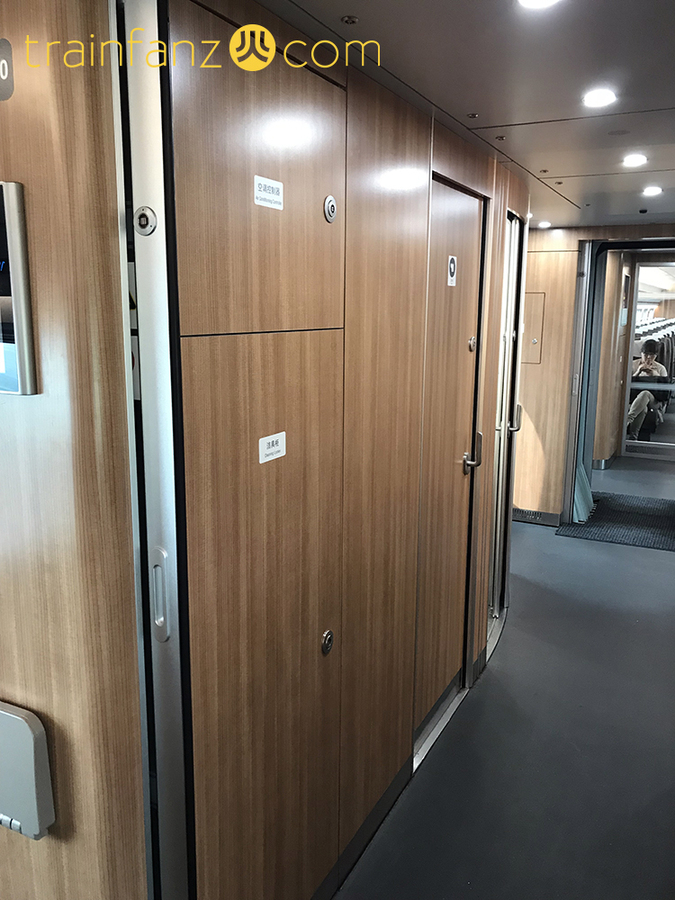 CR400BF动车组上车内走道上的纵向立面均
采用仿木饰的设计，增加了高级感（图 Akira）