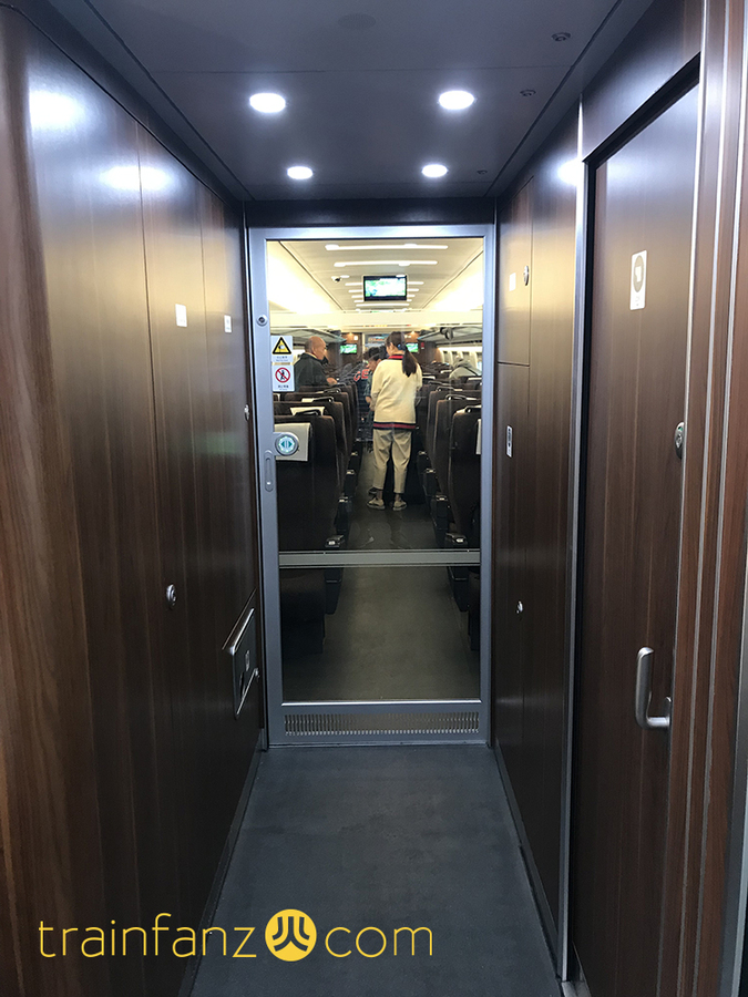 CR400BF动车组上通往一等座车的走道 （图 Akira）