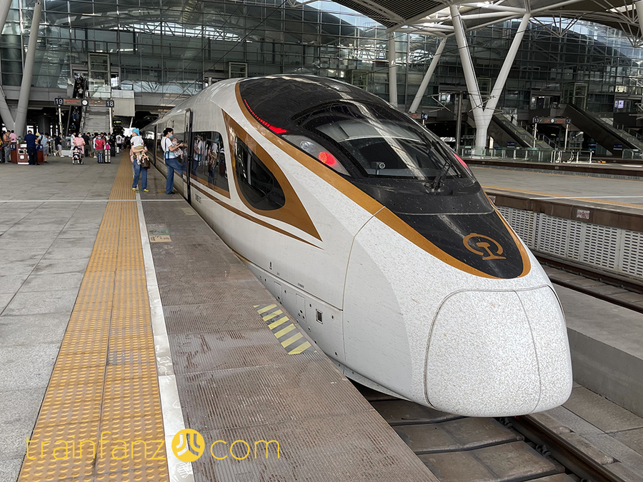 CR400BF动车组量产后的正式涂装 （图 Akira）