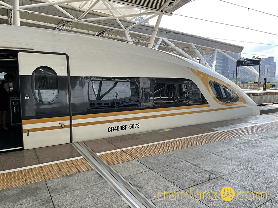 CR400BF动车组的车头侧面 （图 Akira）