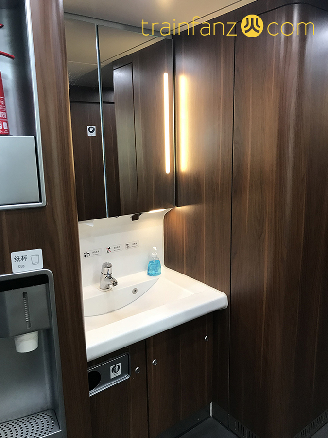 CR400BF动车组上的仪容整理区 （图 Akira）