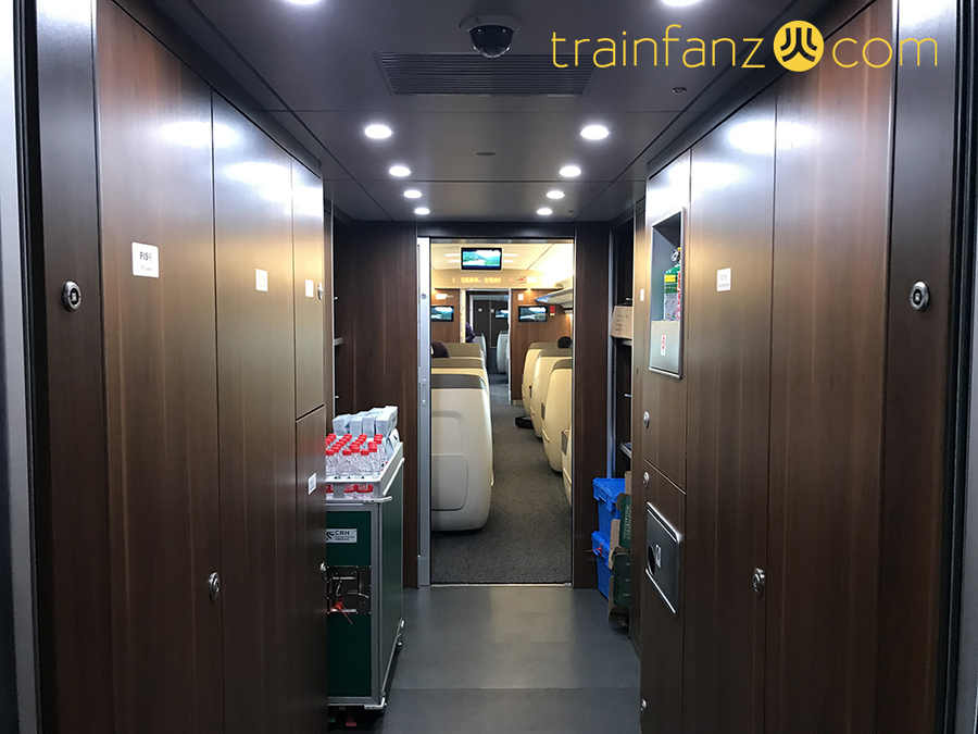 CR400BF动车组上通往观光座席的走道 （图 Akira）