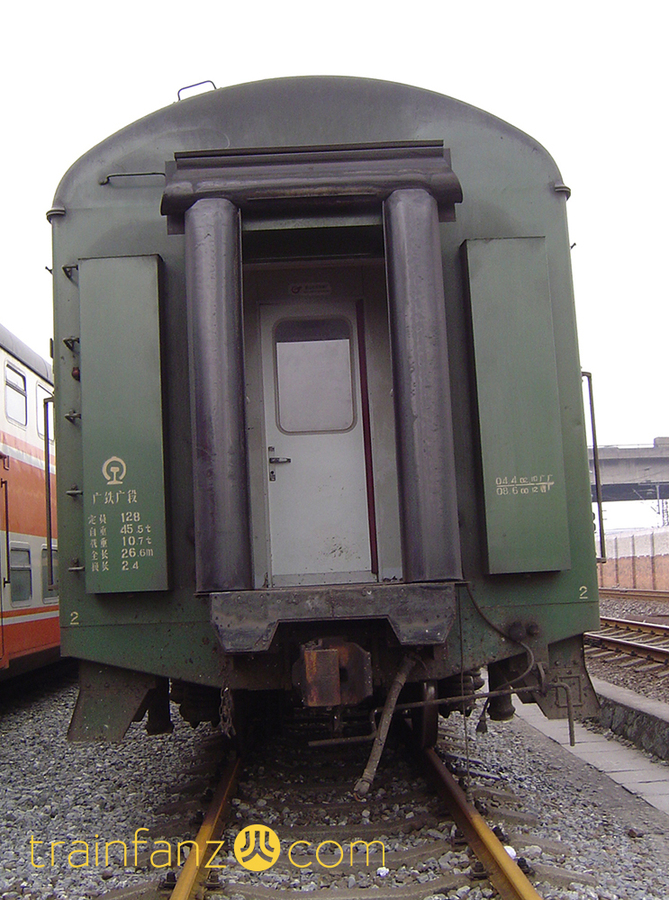 YZ25B硬座车的端面（II 端）（图 Akira）
