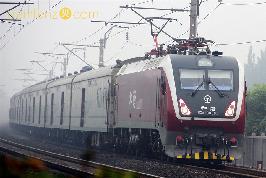 HXD1D机车的正面（原始涂装版）。2012年，HXD1D机车牵引
行包快运列车进行运用试验 （图 李宗翰）