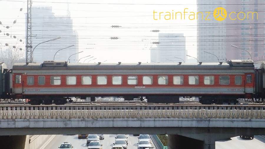 25G型客车涂装的YZ22硬座车，注意车顶两个空调的位置与上图的区别 （图 K2Cr2O7)