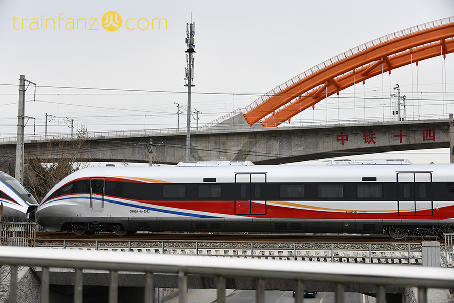CRH3A-A动车组的侧面，涂装设计与原来的“和谐号”CRH动车组系列的涂装
风格不同，采用了智能动车组的风格（图 K2Cr2O7）