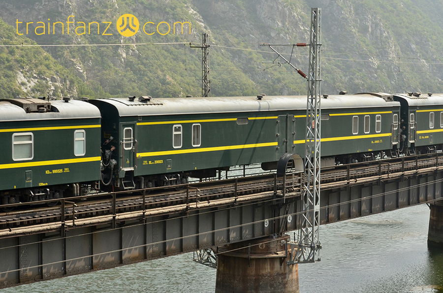 XL25G型特种行李车（图 谭智泉）