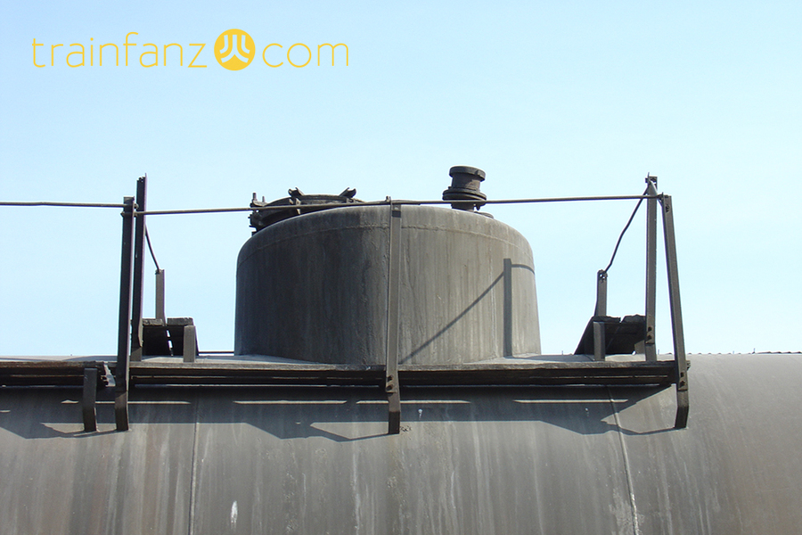 G50罐车罐体顶部的空气包，空气包里面包含了人孔及阀门等设备 （图 Akira）