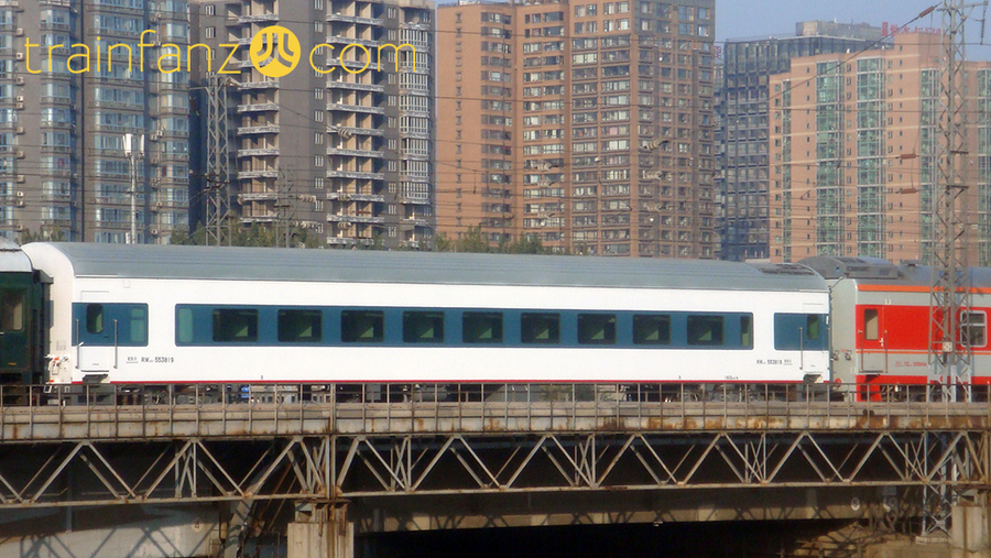 RW25T客车的侧面，庞巴迪版本，注意车顶的横棱（图 K2Cr2O7)