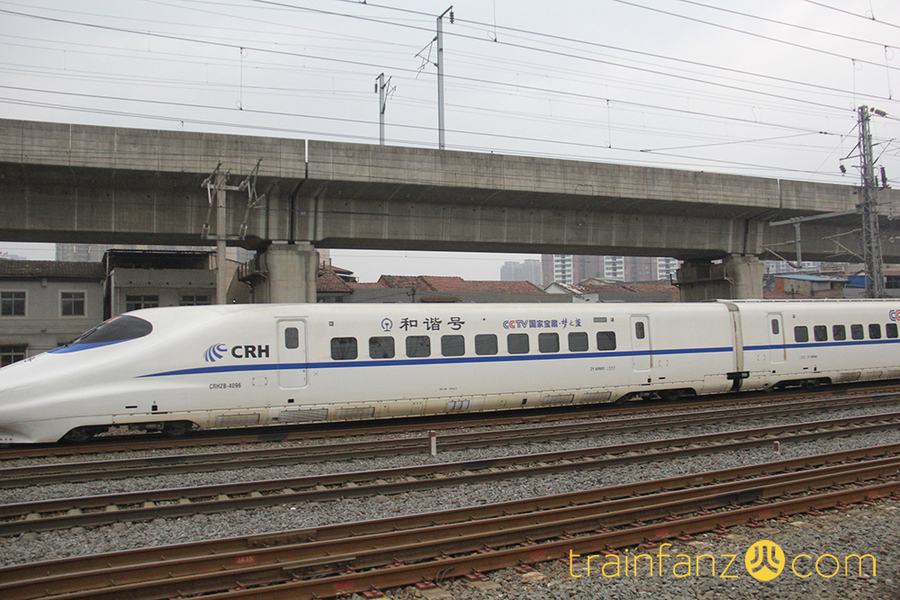 CRH2B动车组头车侧面 （图 K2Cr2O7）