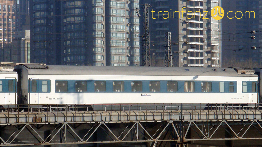 RW25T客车的侧面，包间侧（图 K2Cr2O7)