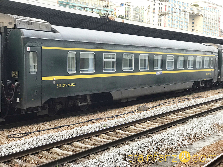 换成“绿皮车”涂装的RW25T型软卧客车 （图 Akira）