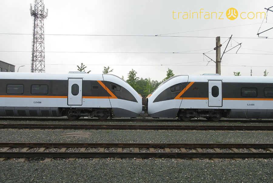 双列重联的CJ5动车组（图 王路）