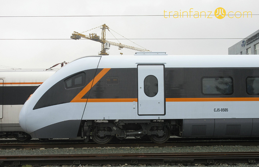 CJ5动车组的车头侧面（图 王路）