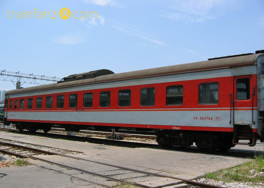 YW25硬卧车的侧面，红白涂装版本 （图 janus0124）