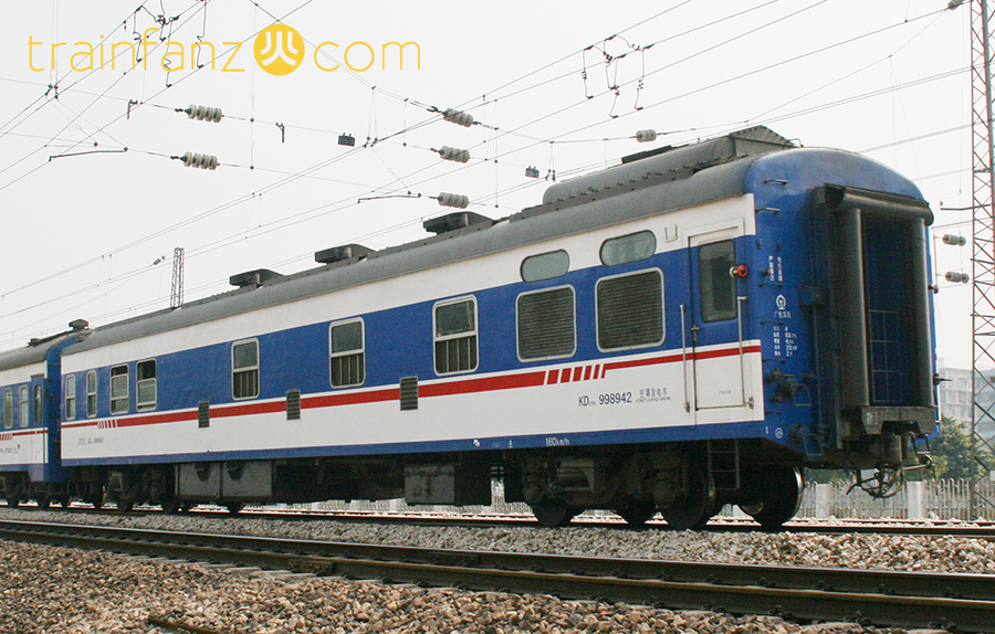 KD25K发电车的端面 （I 端），注意侧墙上部开有两个条形窗户 （图 Akira）