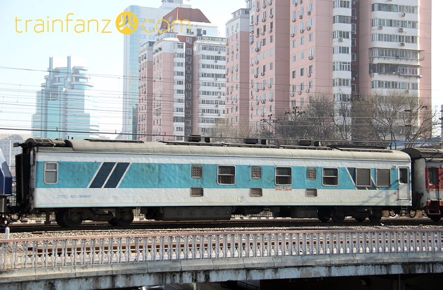 早期上海到芦潮港列车的KD25K发电车车厢涂装，
与图1 的KD25K的侧墙窗户数量有明显差异（图 K2Cr2O7）