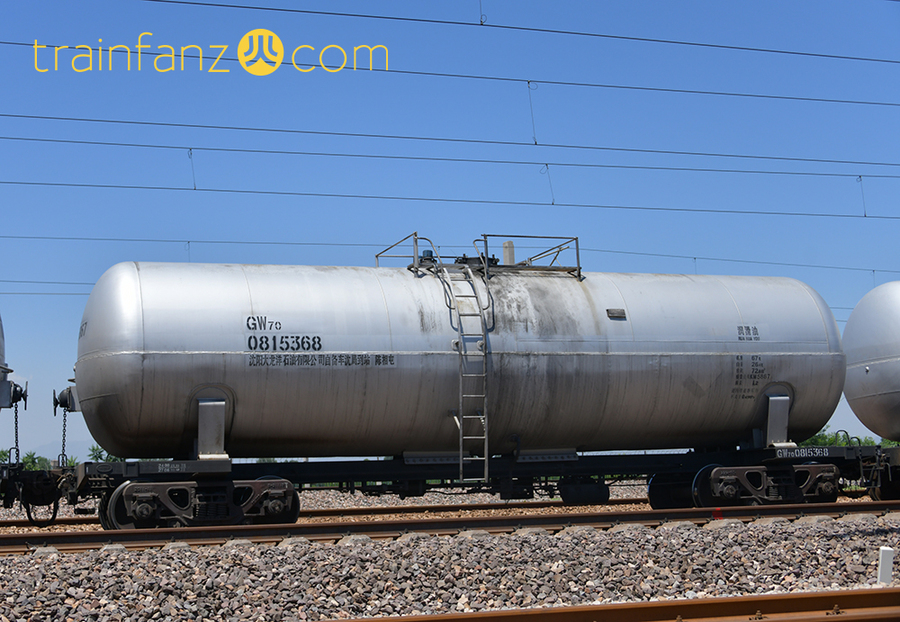 GW70罐车还有装载其它介质的版本，此为装载润滑油的银色罐体版 （图 K2Cr2O7）