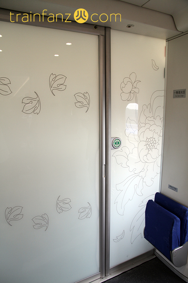 CRH380D动车组车厢内的玻璃墙隔断
也做了具中国特色的牡丹花花纹设计（图 Akira）