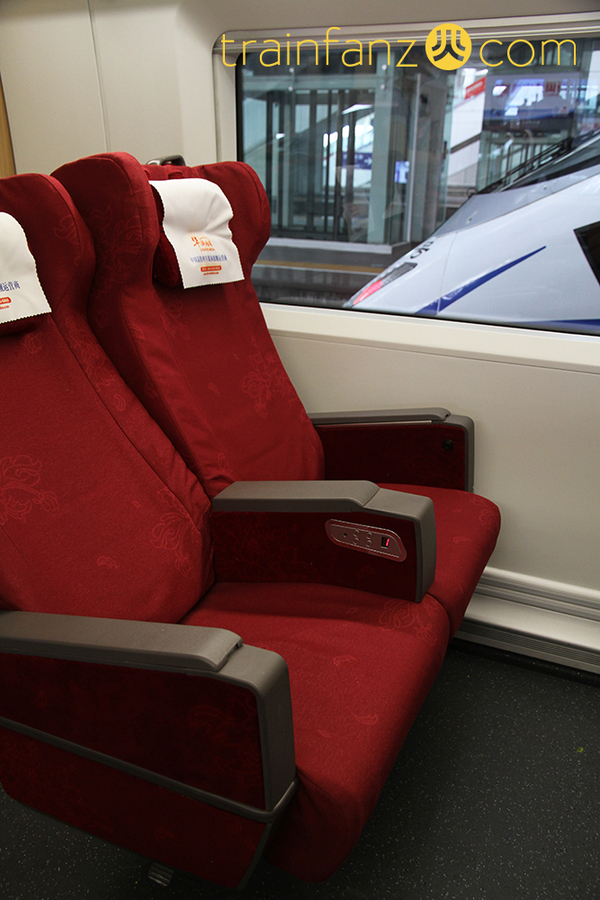 CRH380D动车组的一等座车的座椅 （图 Akira）