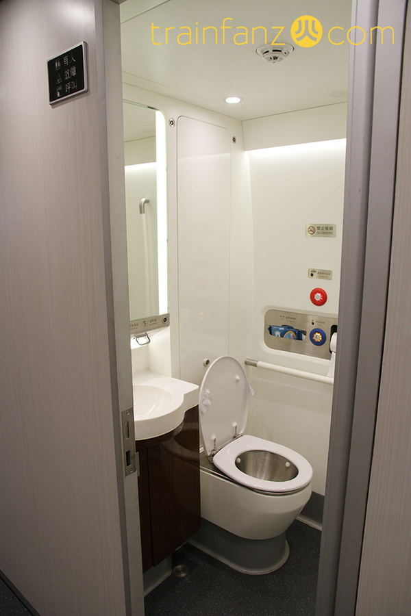 CRH380D动车组上的坐式洗手间（图 Akira）