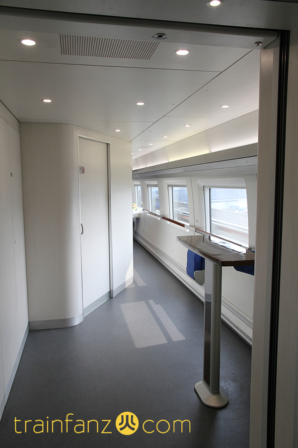 CRH380D动车组餐吧车内的过道及站吧台 （图 Akira）