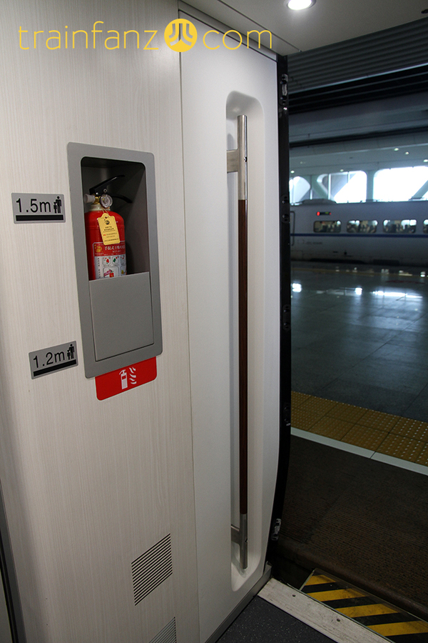 CRH380D动车组的车门处配备了灭火设备，扶手也
作了仿木纹色的设计，以提高列车内饰的档次 （图 Akira）