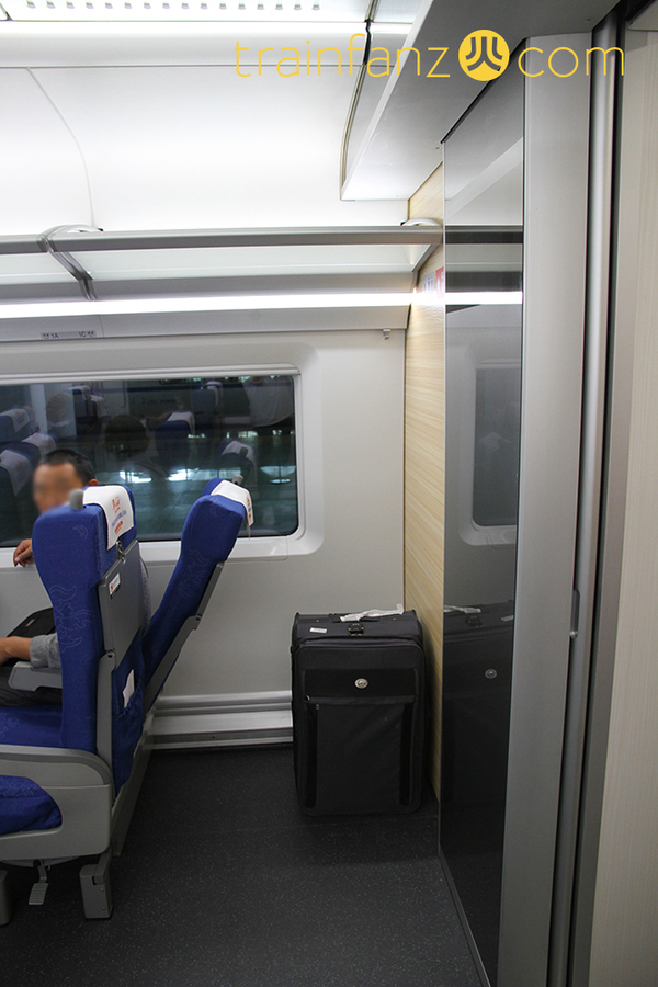 CRH380D动车组的二等座车后排也有非常宽裕的空间。
有需要时，也可作存放行李之用 （图 Akira）