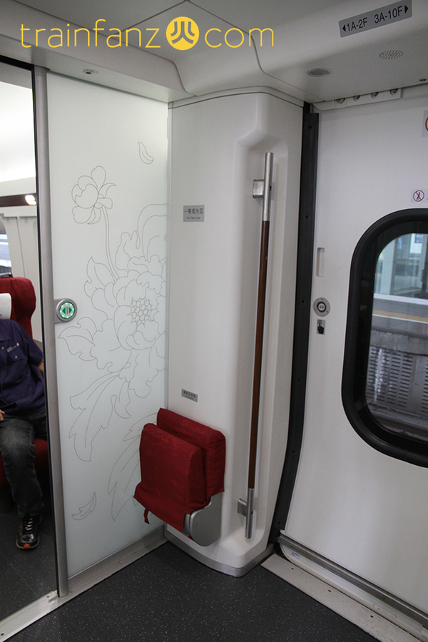 CRH380D动车组一等座车车门处乘务员座椅 （图 Akira）