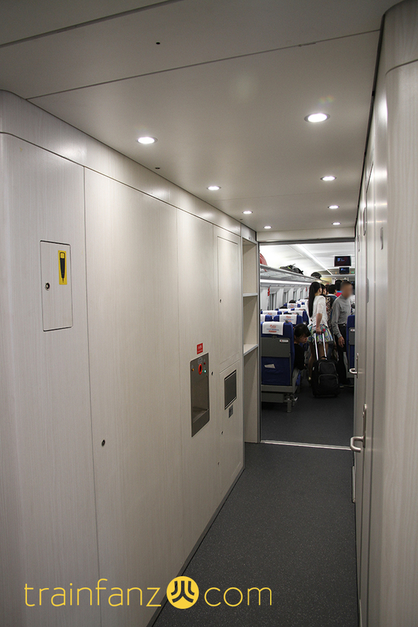 CRH380D动车组的车辆连接处旁的过道，通往二等座区域的方向 （图 Akira）