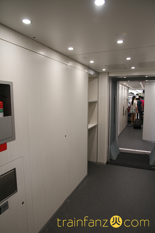 CRH380D动车组的车辆连接处旁的过道，通往一等座区域的方向 （图 Akira）