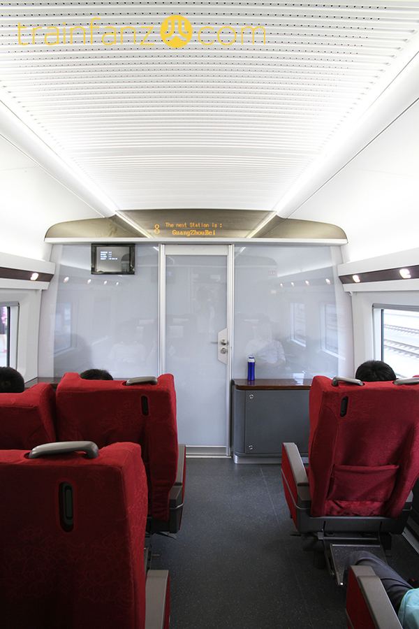 CRH380D动车组的一等座车内的玻璃隔墙 （图 Akira）