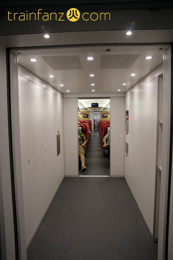 CRH380D动车组内宽阔的过道（图 Akira）