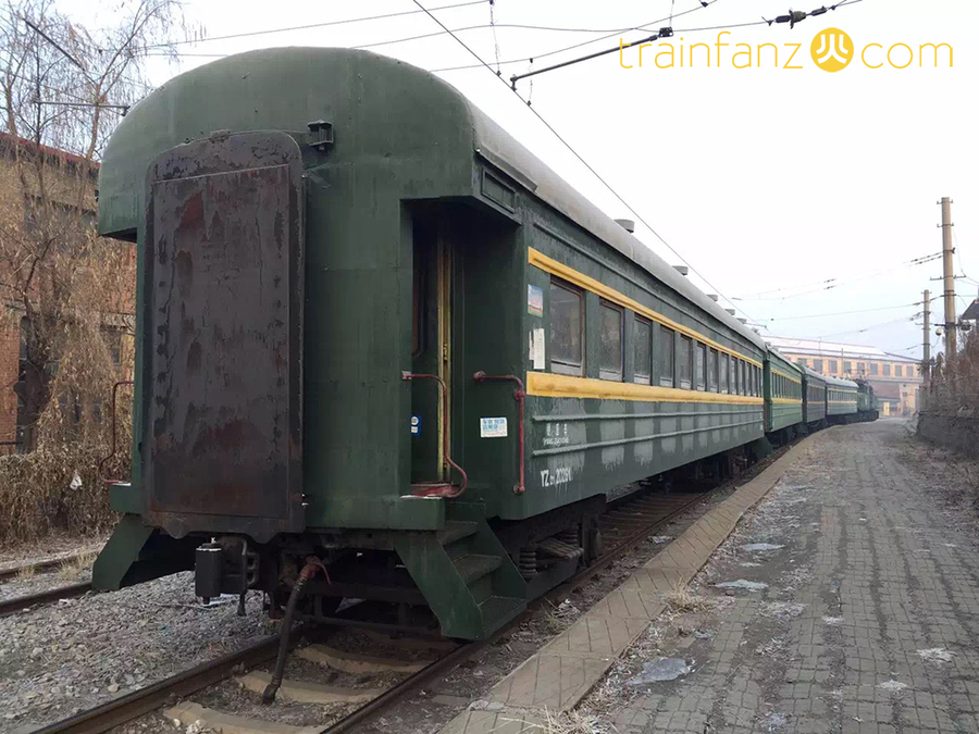 YZ21客车的端面，此为退役车，
被用作煤矿企业的员工通勤车之用，一端的车厢过道口被封住 （图 Akira）