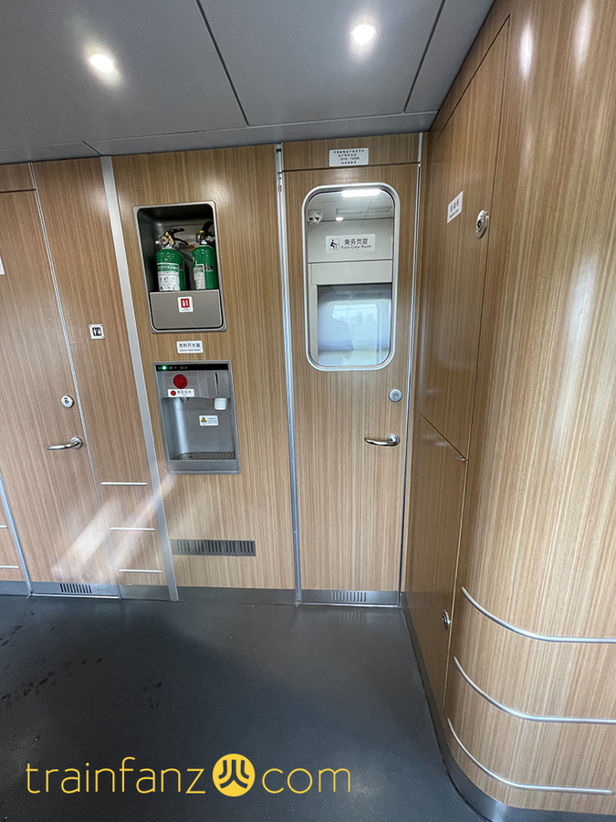 CR200J动车组的连接处过道上的乘务员室及其它
诸如防火设施及热开水炉（图 Akira）