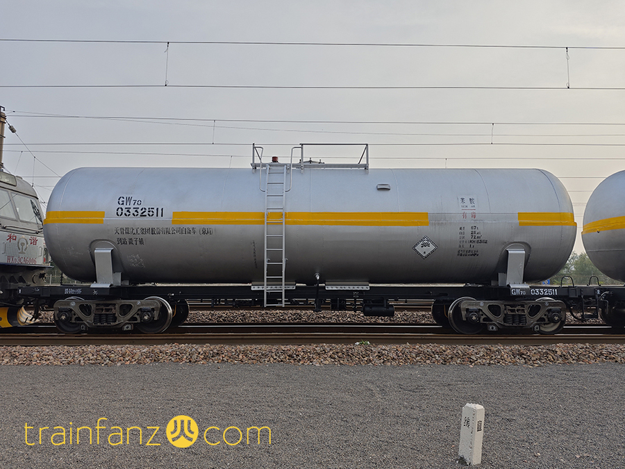 GW70罐车还有装载其它介质的版本，此为装载苯胺的黄条银罐版 （图 前进-2962）
