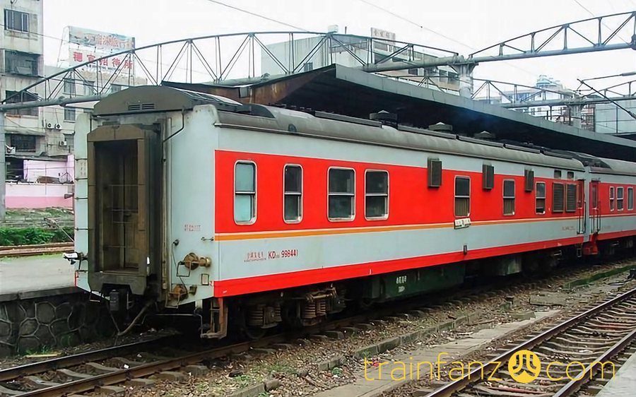 KD25G型空调发电车 （图 康文俊）