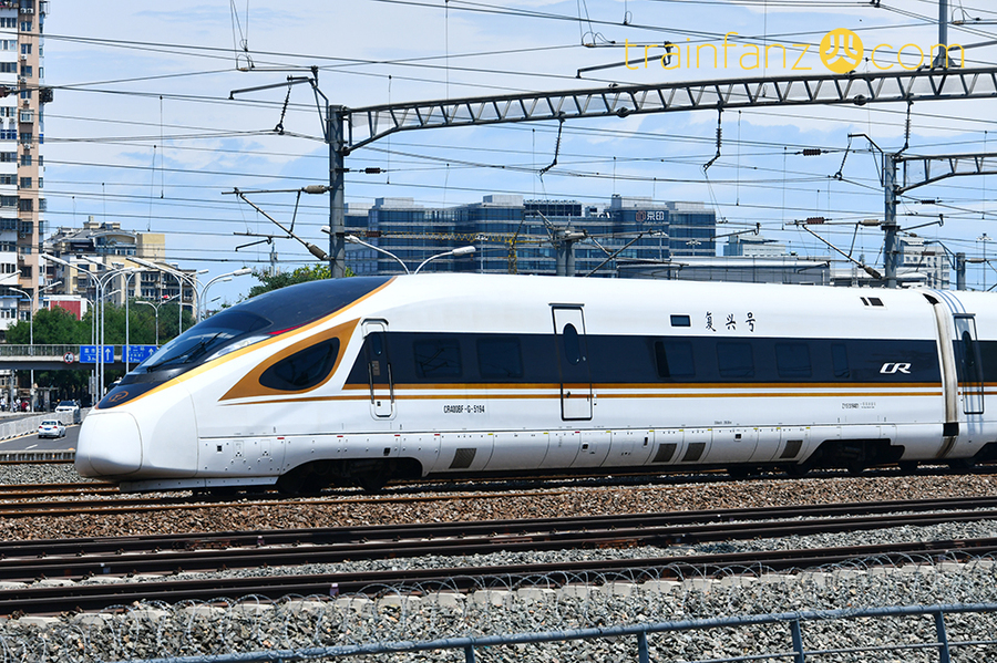 CR400BF-G型高速动车组，此为二阶段的列车，注意车头处加装了司机室门
（图 K2Cr2O7）