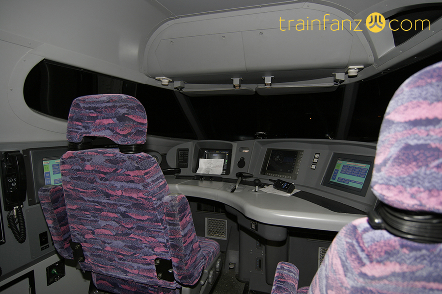 CRH2动车组的驾驶台（图 斌斌）