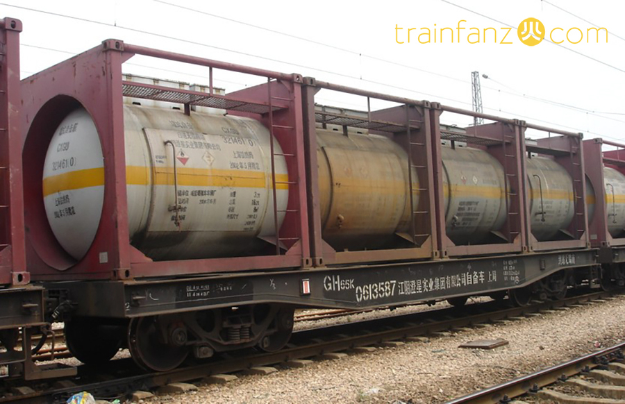 GH65K型黄磷罐式集装箱专用车（图 谭智泉）