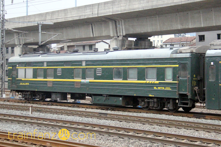 已经被“刷绿”了的KD25G发电车，注意侧墙有凸棱 （图 K2Cr2O7）