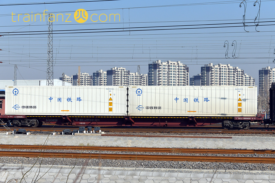 BX70B平车可以并排装载2个40ft 标准集装箱（图 K2Cr2O7）