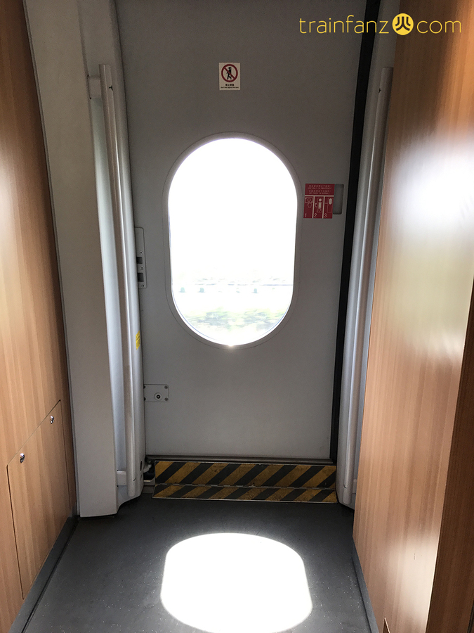 CRH380B动车组的车门处 （图 Akira）