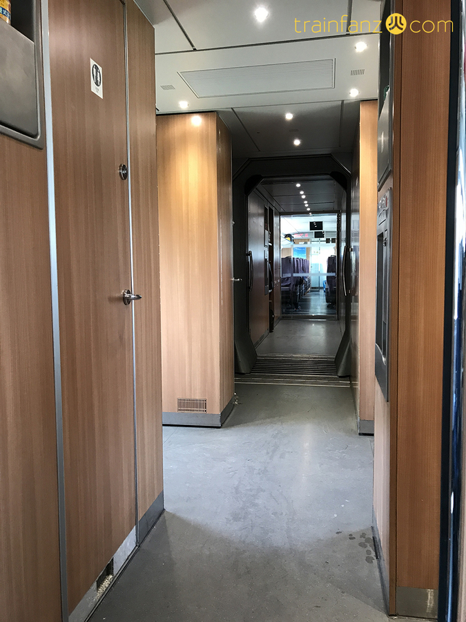 CRH380B动车组的走道 （图 Akira）
