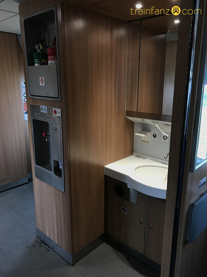 CRH380B动车组的洗手盆及仪容整理区域 （图 Akira）